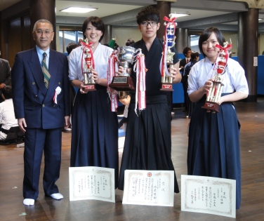 左から坂田監督、奥富選手、西屋選手、渡邉選手