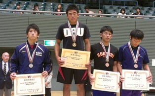 フリースタイルA74キロ級で優勝した村山選手(左から2番目)