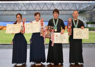 (左から)女子4位　大賀、女子準優勝　宮崎、男子優勝西屋、男子3位原