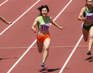 1位でゴールする土井杏南選手