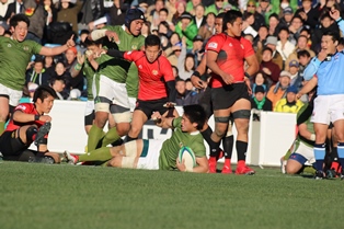 長谷川選手が相手をひきずりながらのトライ