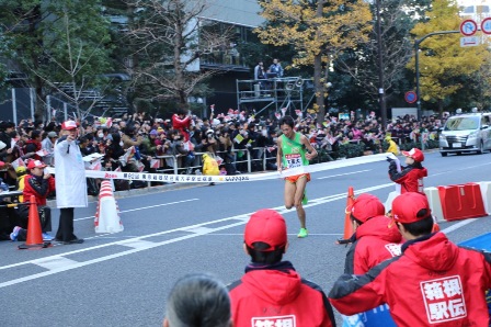 ゴールテープを切る10区・北村選手