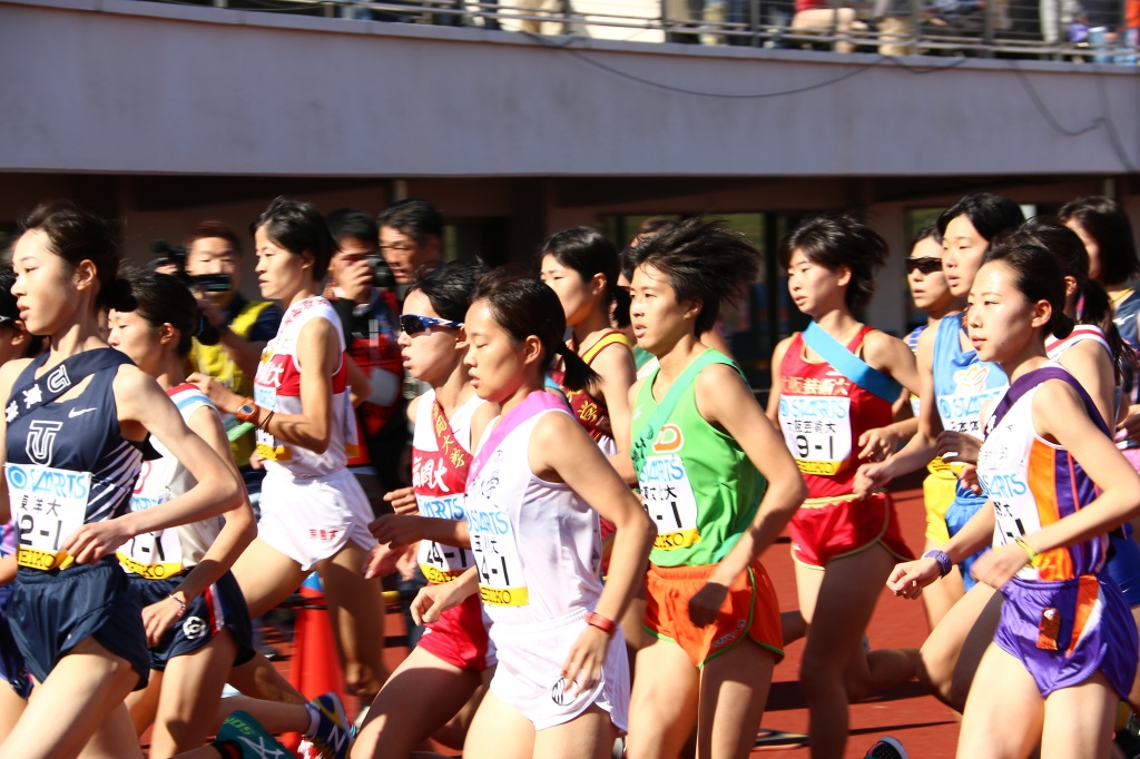 スタジアムから出る1区・秋山選手