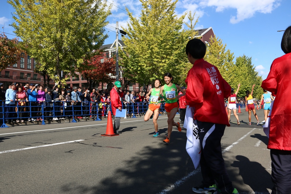 襷を繋いだ２区鈴木選手と３区元廣選手