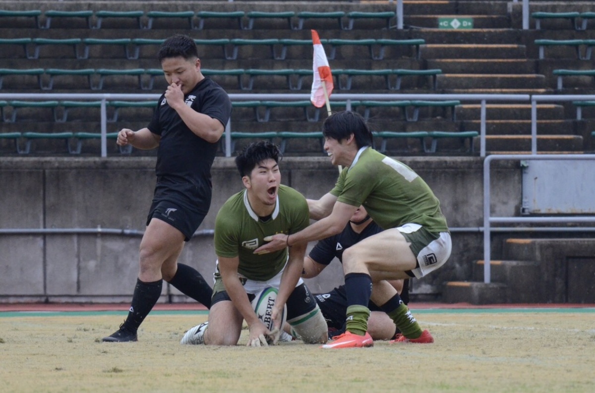 後半連続トライを決めたFB鈴木選手