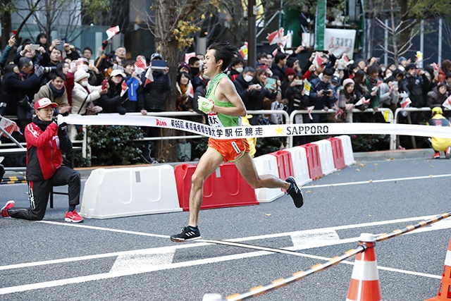 10区大手町でフィニッシュする中神選手