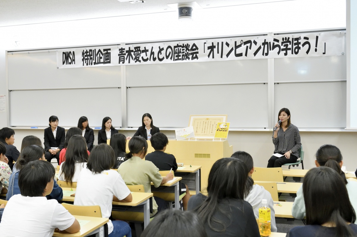 代表学生と青木さん