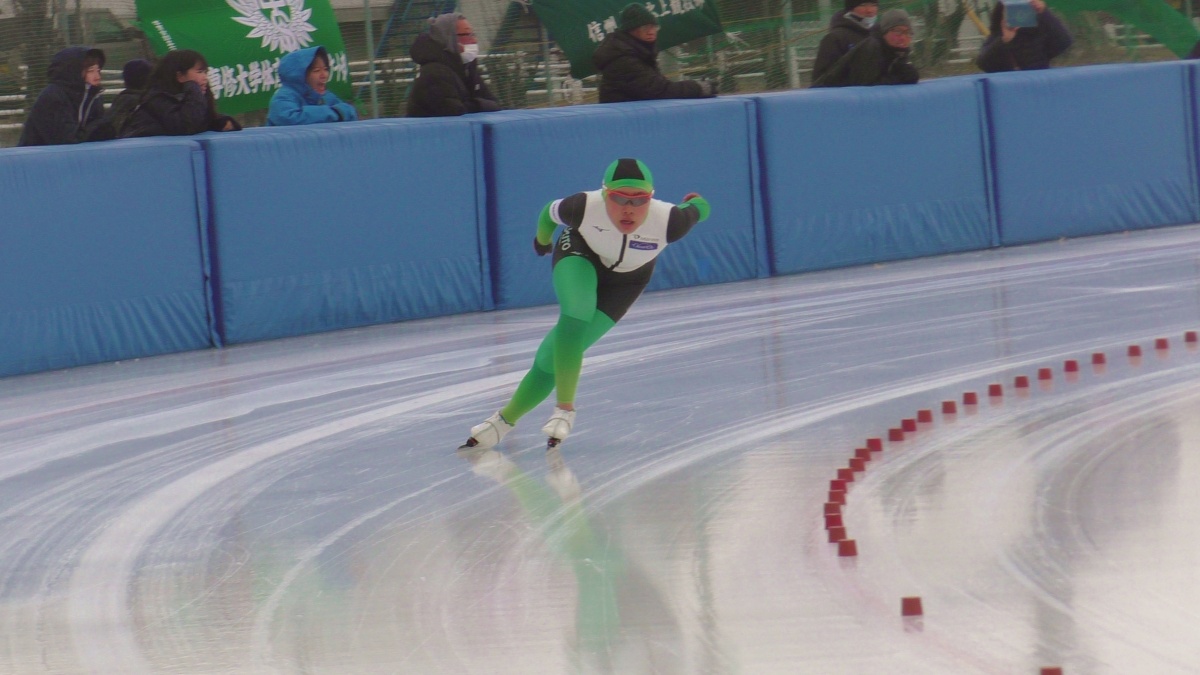 滑走する林選手