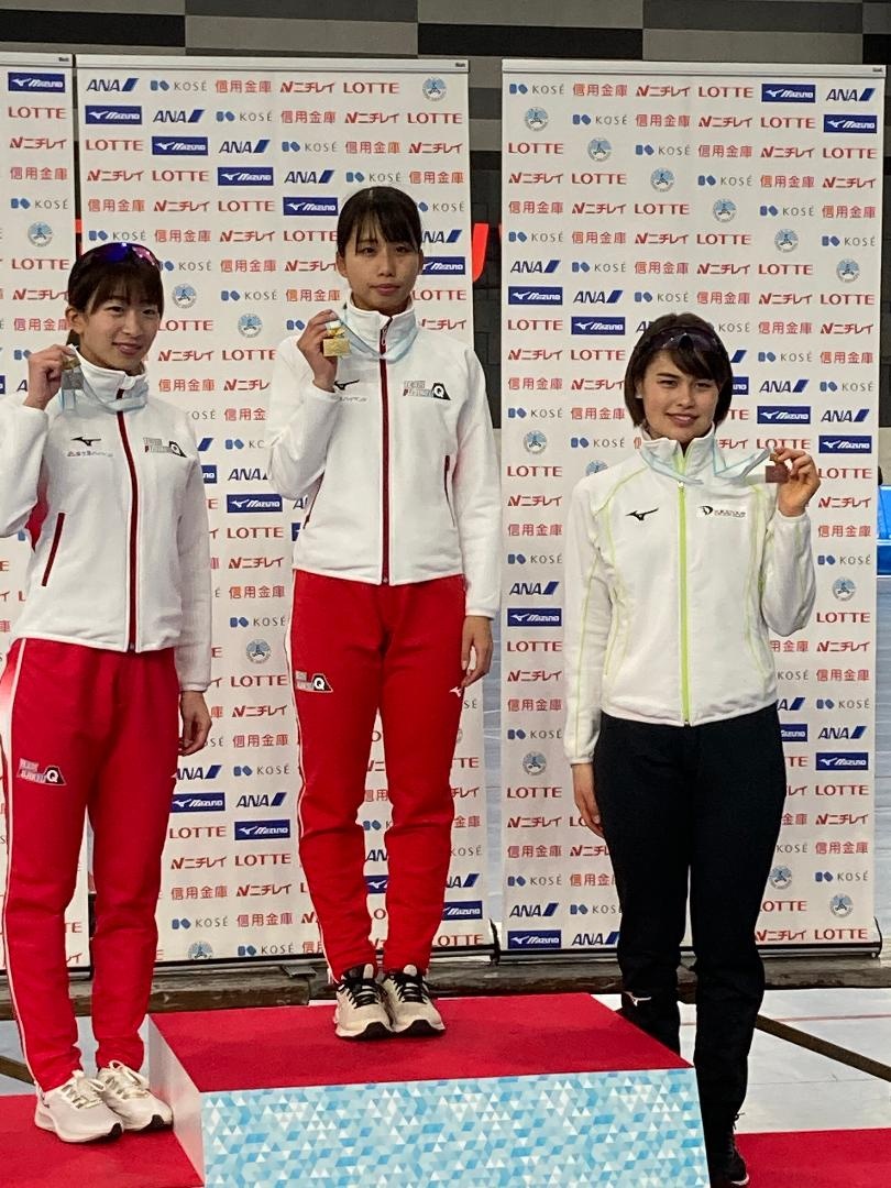 女子3000m表彰台（右）