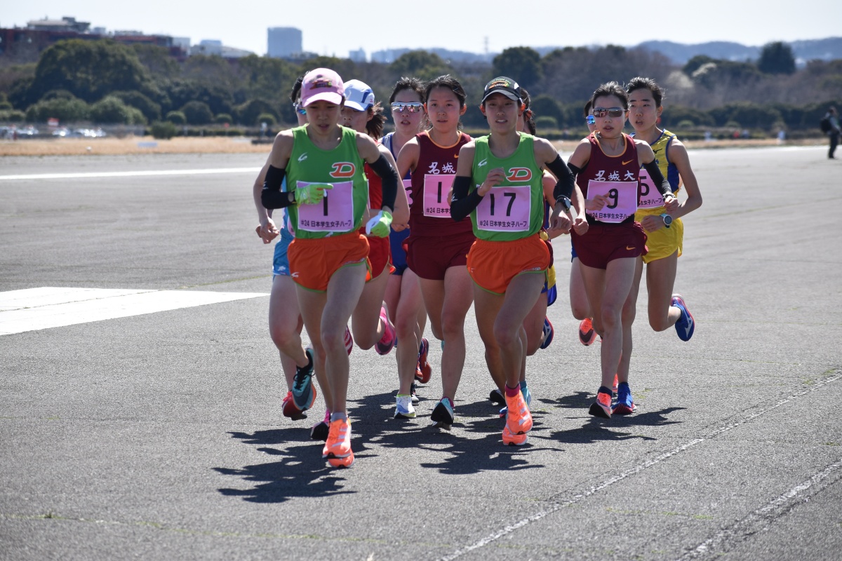 先頭集団でレースを進める鈴木優花選手（ナンバー1）と山賀瑞穂選手（ナンバー17）