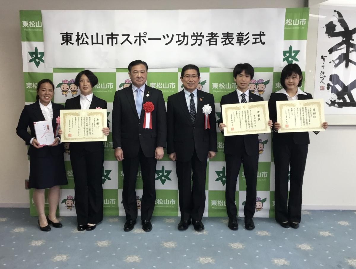 女子サッカー部・新城葉月さん（左端）、同部・宇津木陽奈さん（左から2番目）、陸上競技部女子長距離・吉田愛梨さん（右端）