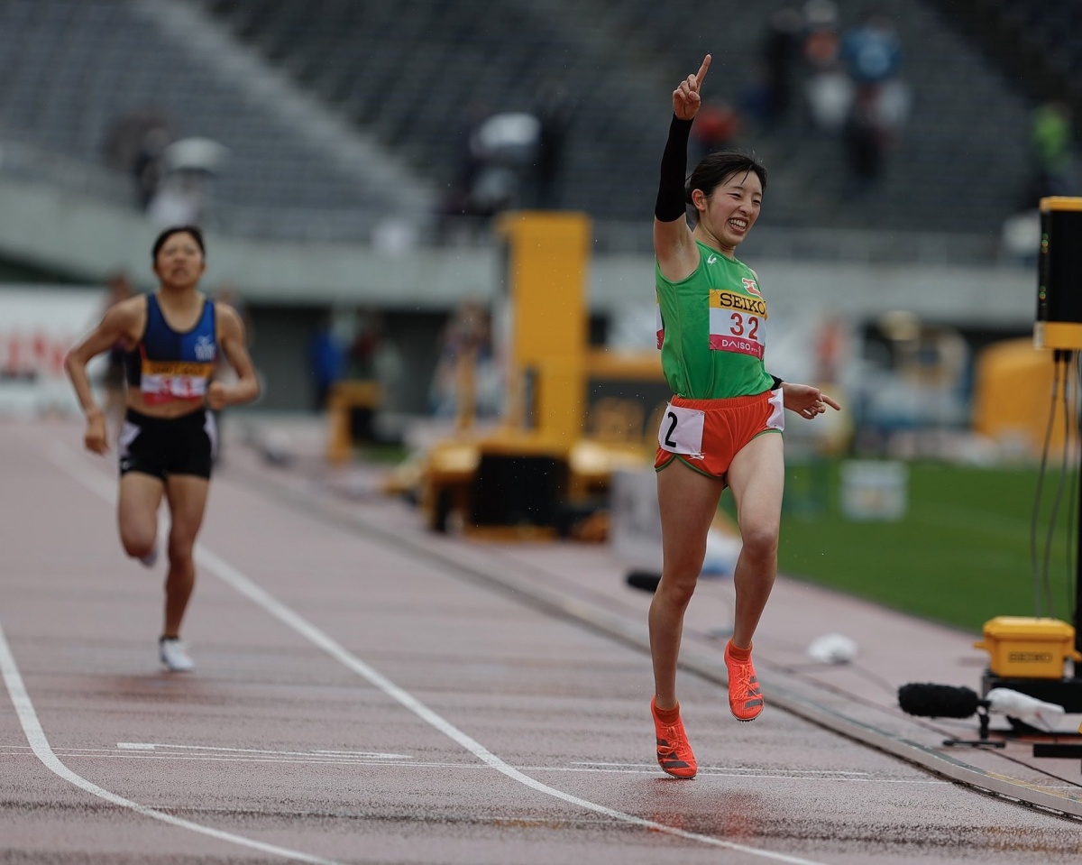 【右】大会新記録での優勝を決めた吉村玲美選手。　写真提供：EKIDEN News様