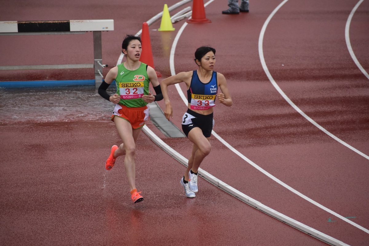 【左】先頭集団でレースを進める吉村玲美選手