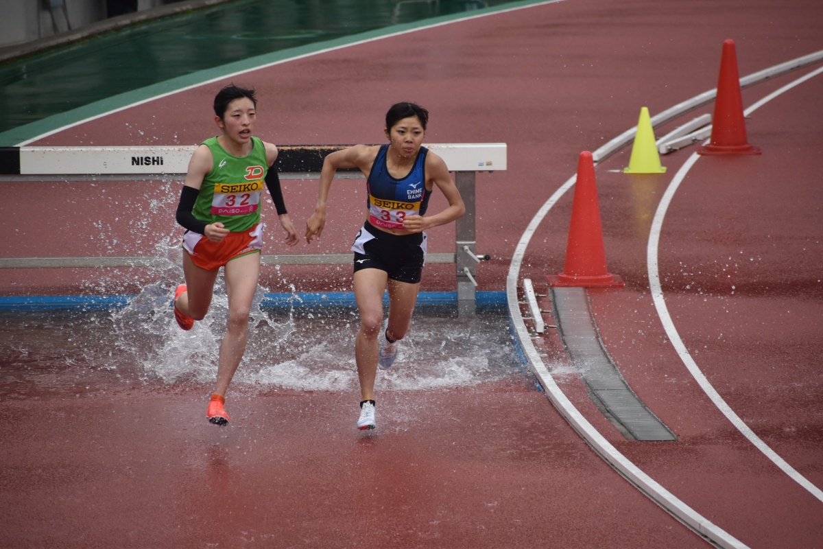 【左】先頭集団でレースを進める吉村玲美選手