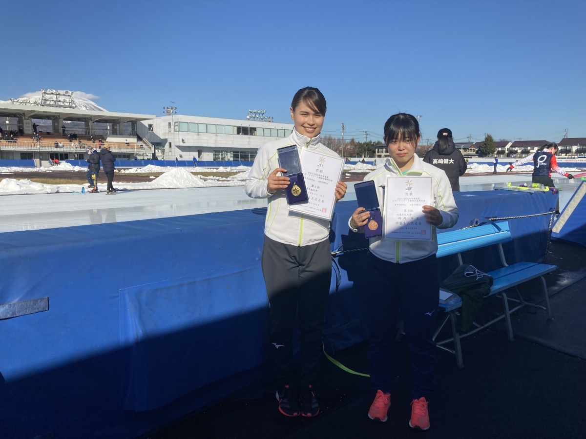 女子3000mの表彰式後の写真
【左】優勝したウイリアムソン レミ選手
【右】3位入賞した福岡歩里選手