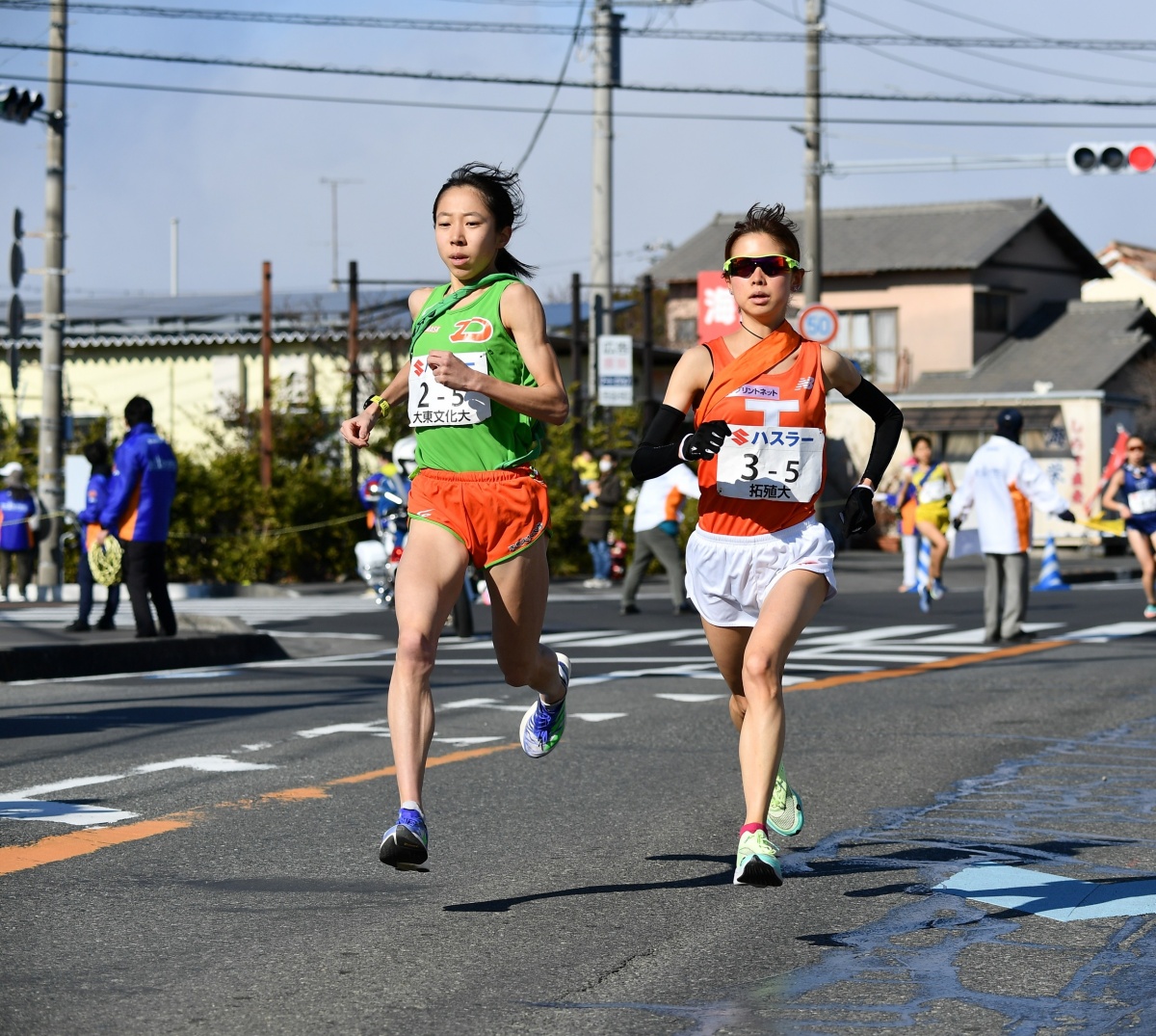 攻めの走りをみせる5区・鈴木選手(左) 写真提供：月刊陸上競技