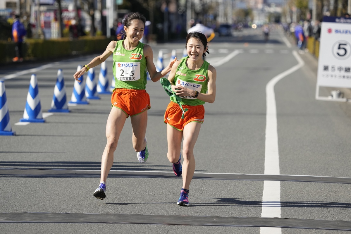 5区・鈴木選手(左)から3位で6区・蟹江選手(右)に襷を繋ぐ 写真提供：月刊陸上競技