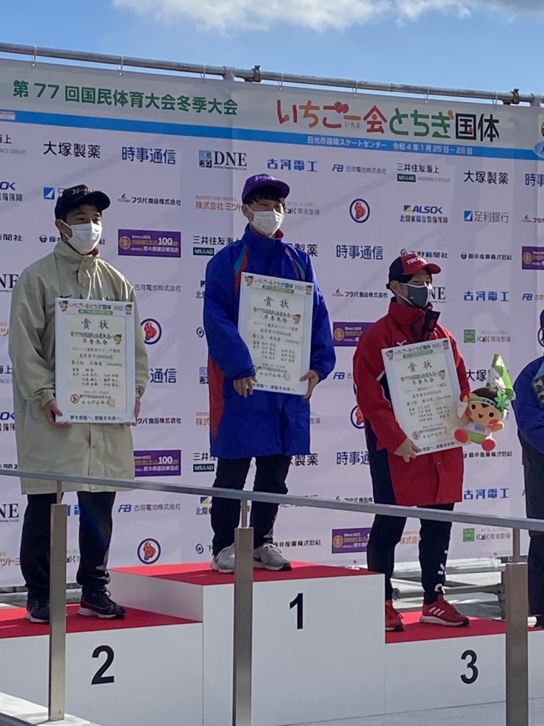 【中央】優勝した埼玉県代表の浅木優吾選手、【右】第3位の栃木県代表の宇賀神怜眞選手