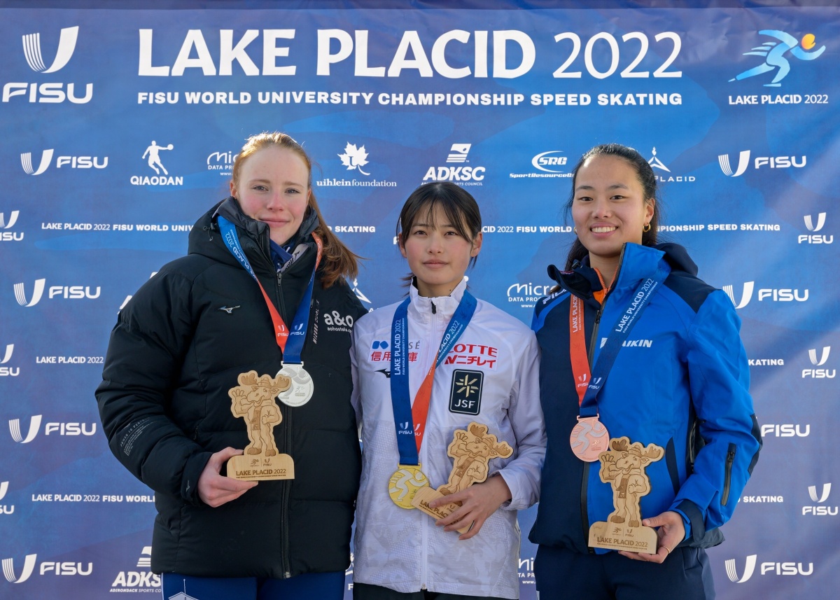 【中央】女子1000ｍ表彰式での高橋侑花選手 ※大会事務局より引用（https://www.wucspeedskating2022.com/photo-page）