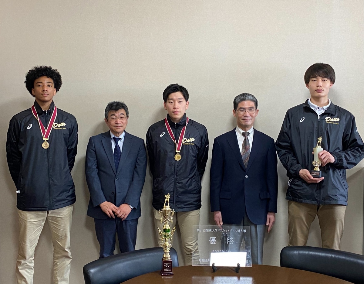 学長優勝報告（左から山内さん、新里副学長、菊地さん、内藤学長、富山さん）