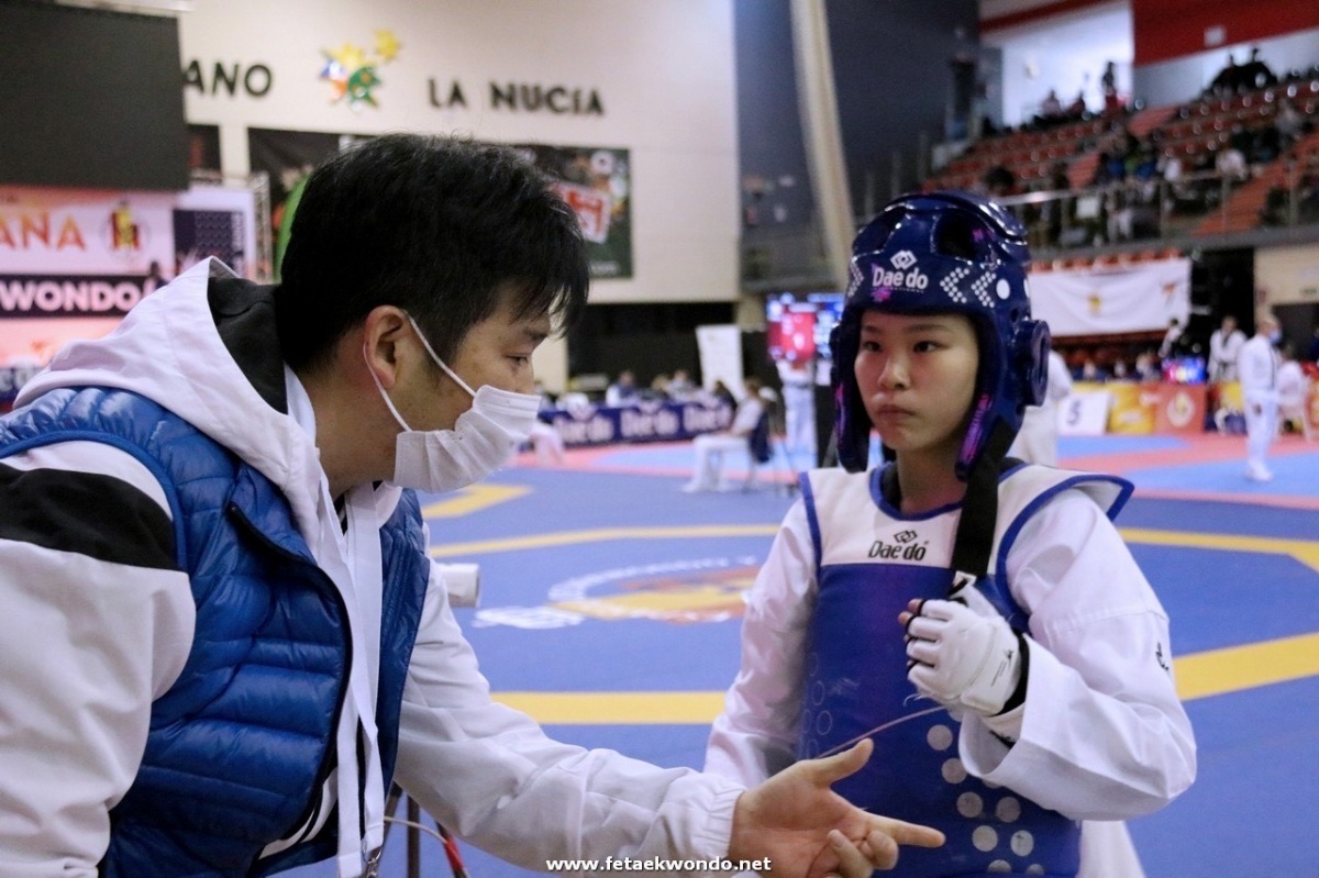 試合中の村上智奈選手【左】と金井コーチ【右】　　　
引用：www.fetaekwondo.net