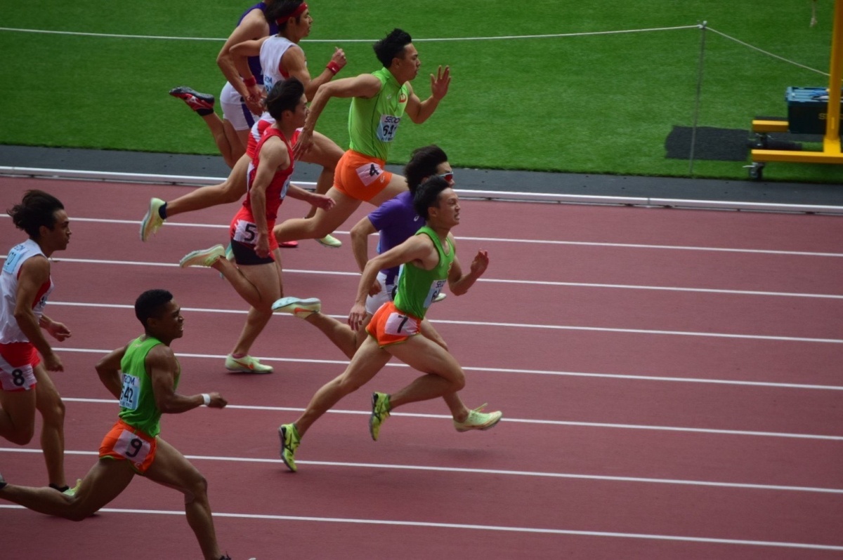 男子2部100m競技写真