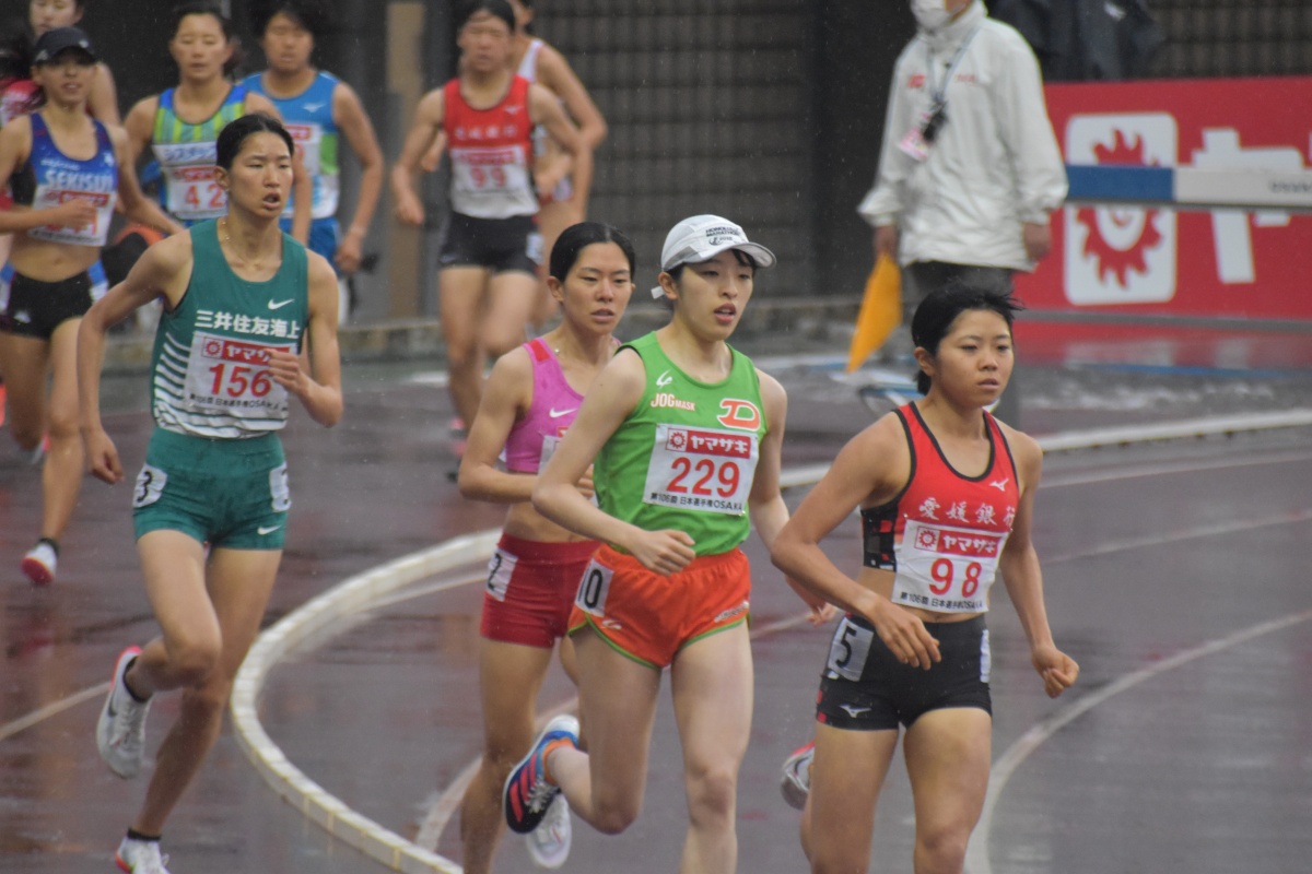 先頭集団でレースを進める吉村玲美選手選手（ナンバー229）