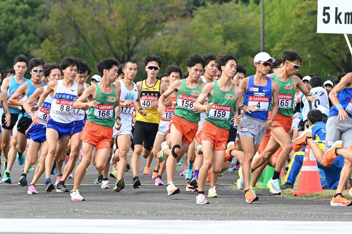 レース序盤、大集団でレースを進める菊地駿介選手(159)、西代雄豪選手(166)、木山凌選手(156)、西川千青選手(165)　©Getsuriku