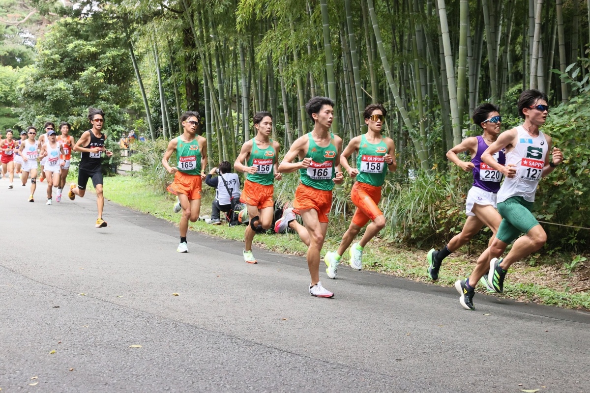 大東文化大学4名の集団でレースを進める西代雄豪選手(166)、谷口辰熙選手(158)、木山凌選手(156)、西川千青選手(165)　©Getsuriku