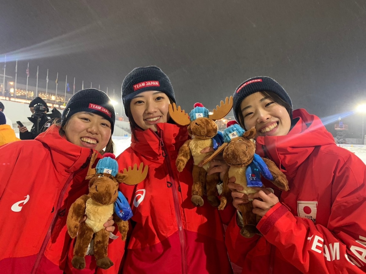 女子チームパシュートで銅メダルを獲得した賀来選手（左）