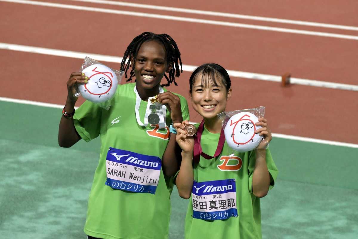 女子5000ｍ表彰式
【左】サラ ワンジル選手
【右】野田真理耶選手