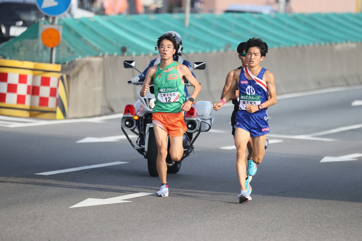 3区・久保田徹選手（左）　Ⓒ月刊陸上競技