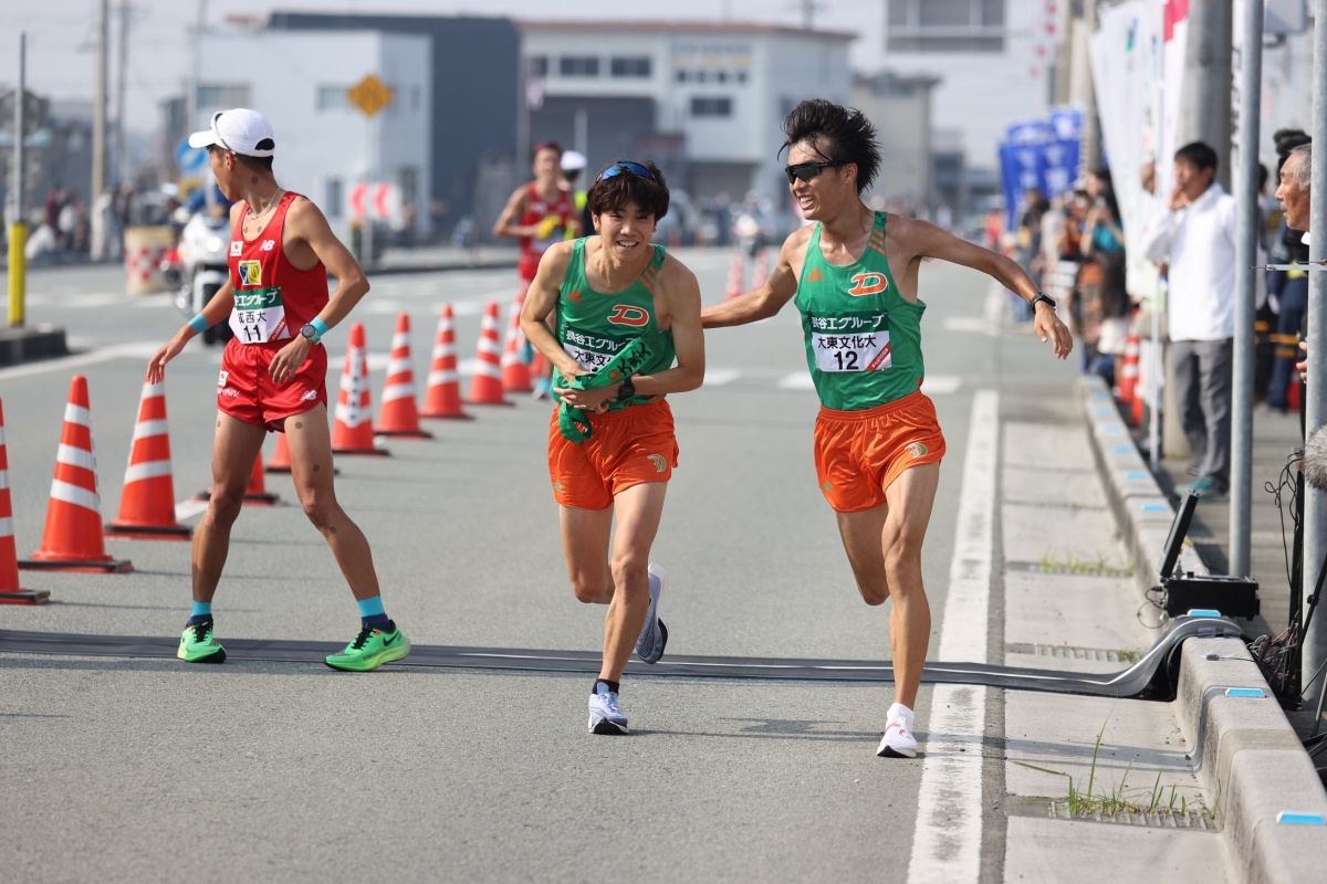 7区・大谷章紘選手（右）から襷を受け取る8区・菊地駿介選手（左）　Ⓒ月刊陸上競技