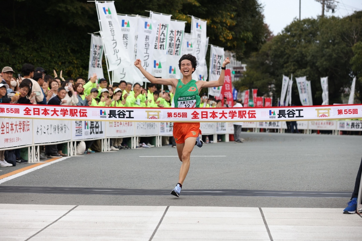 18年ぶりのシード権を獲得し、満面の笑みでゴールする8区・菊地駿介選手　Ⓒ月刊陸上競技