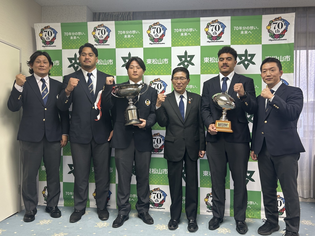 集合写真（左から）酒井監督、リサラ選手、蓑洞主将、森田市長、ハニテリ選手、小林部長