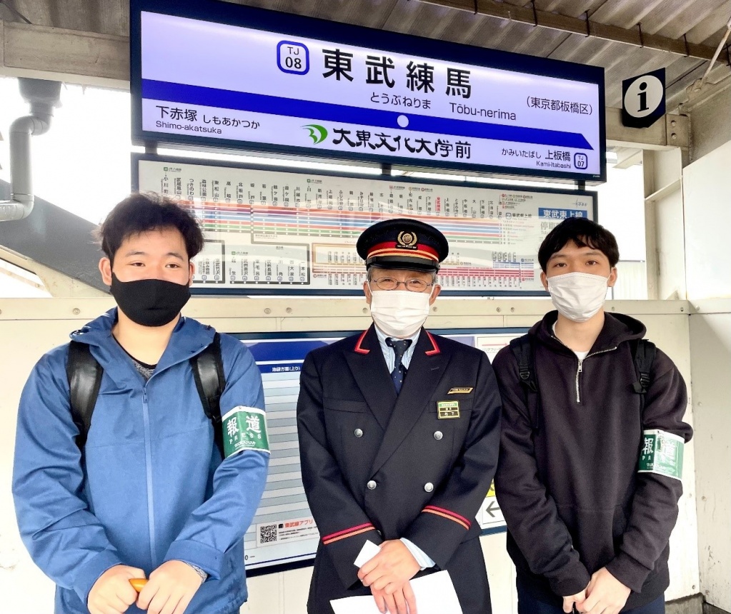 我々学生取材班（写真左が丹羽・右が西脇）と松下忠彦駅長（写真中央）