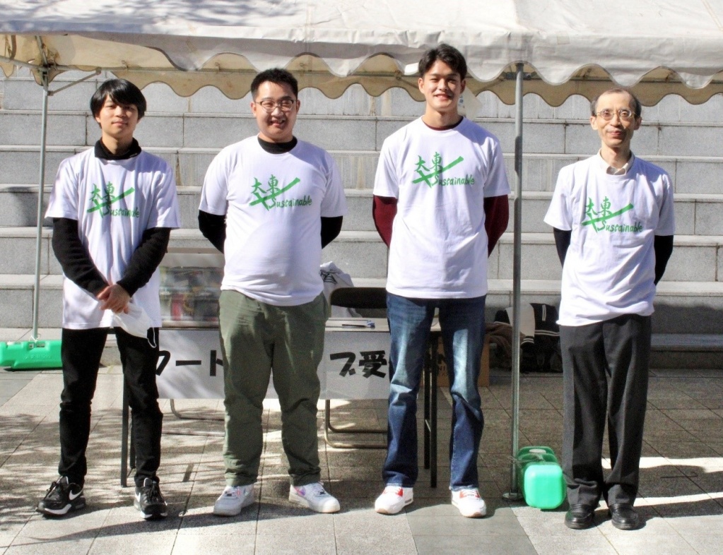 古屋核教授（写真一番右）と学内フードドライブ協力学生の皆さん