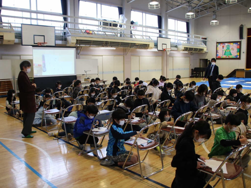 椅子の上でかなの切り貼りワーク