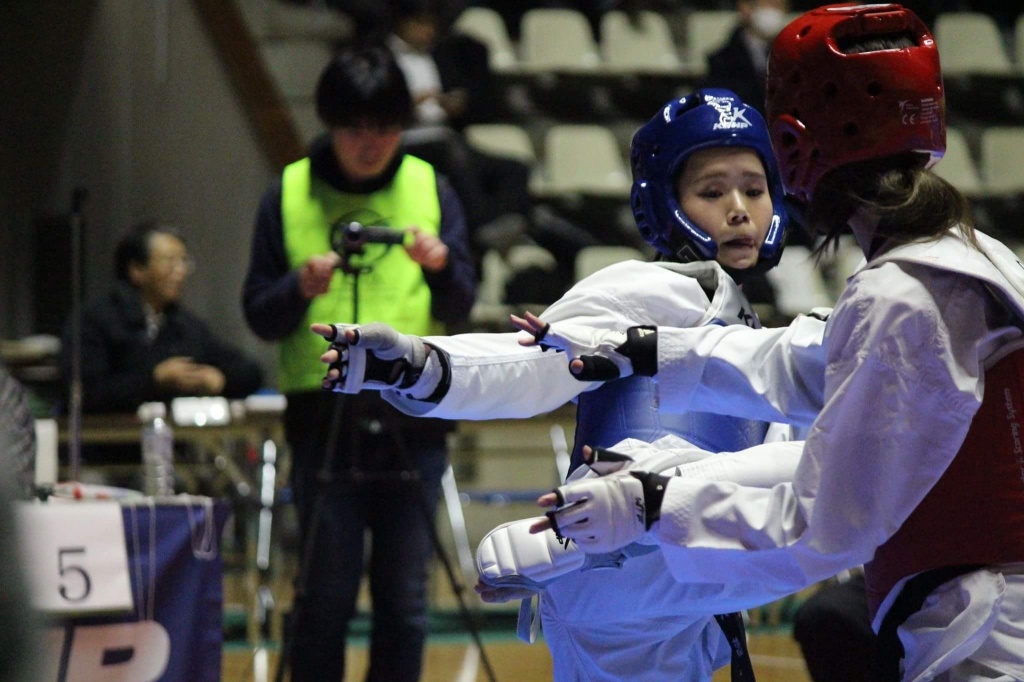 女子46kg級準決勝 西後選手（青）