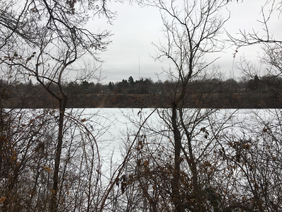 校内から見える冬のMississippi River。表面が凍ってその上から雪が覆っています。