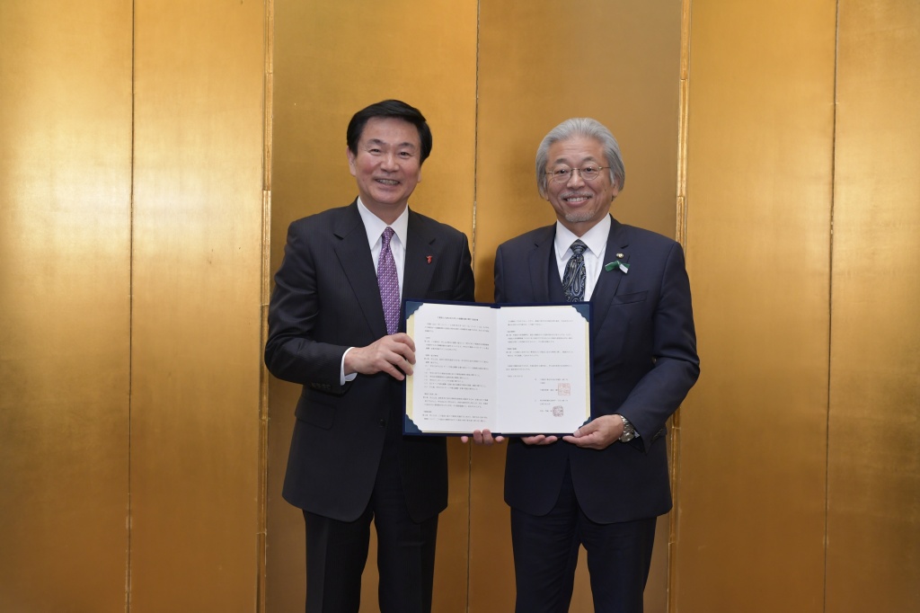 左：森田健作千葉県知事　右：門脇廣文学長
　　（写真：千葉県提供）