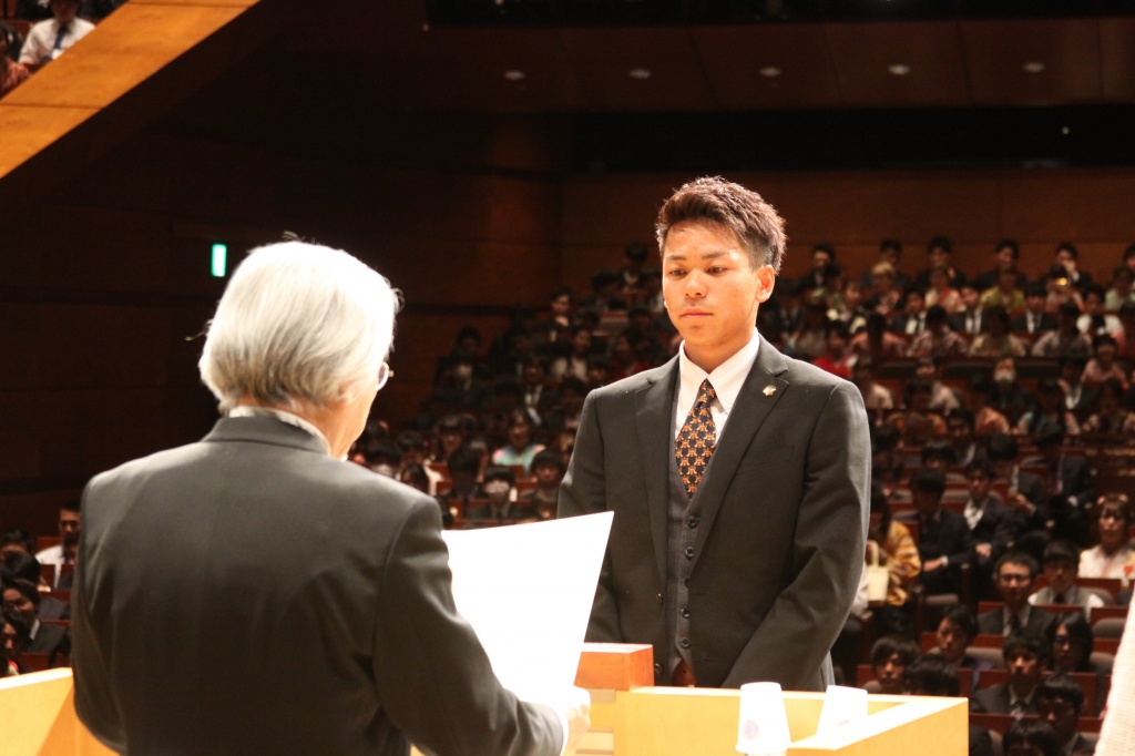 学長賞を授与される白石さん