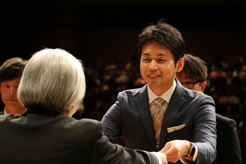 喜びの表情の学長賞・谷口さん