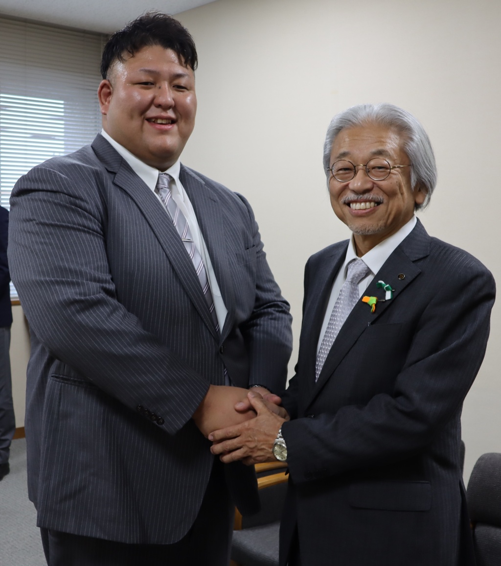 五十嵐さん(左)と門脇学長