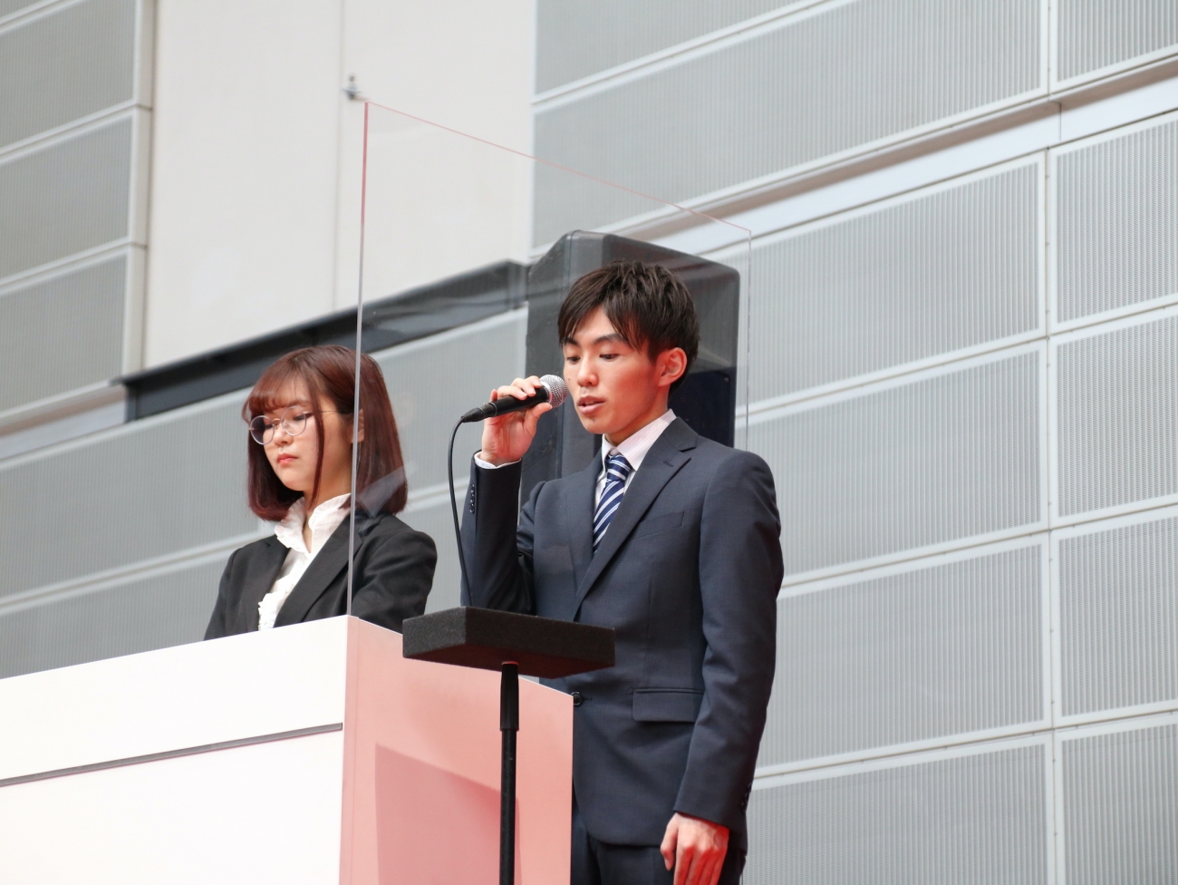 第一部の司会はDHK（大東文化大学放送協会）の山口航平さん、荒川美桜さん