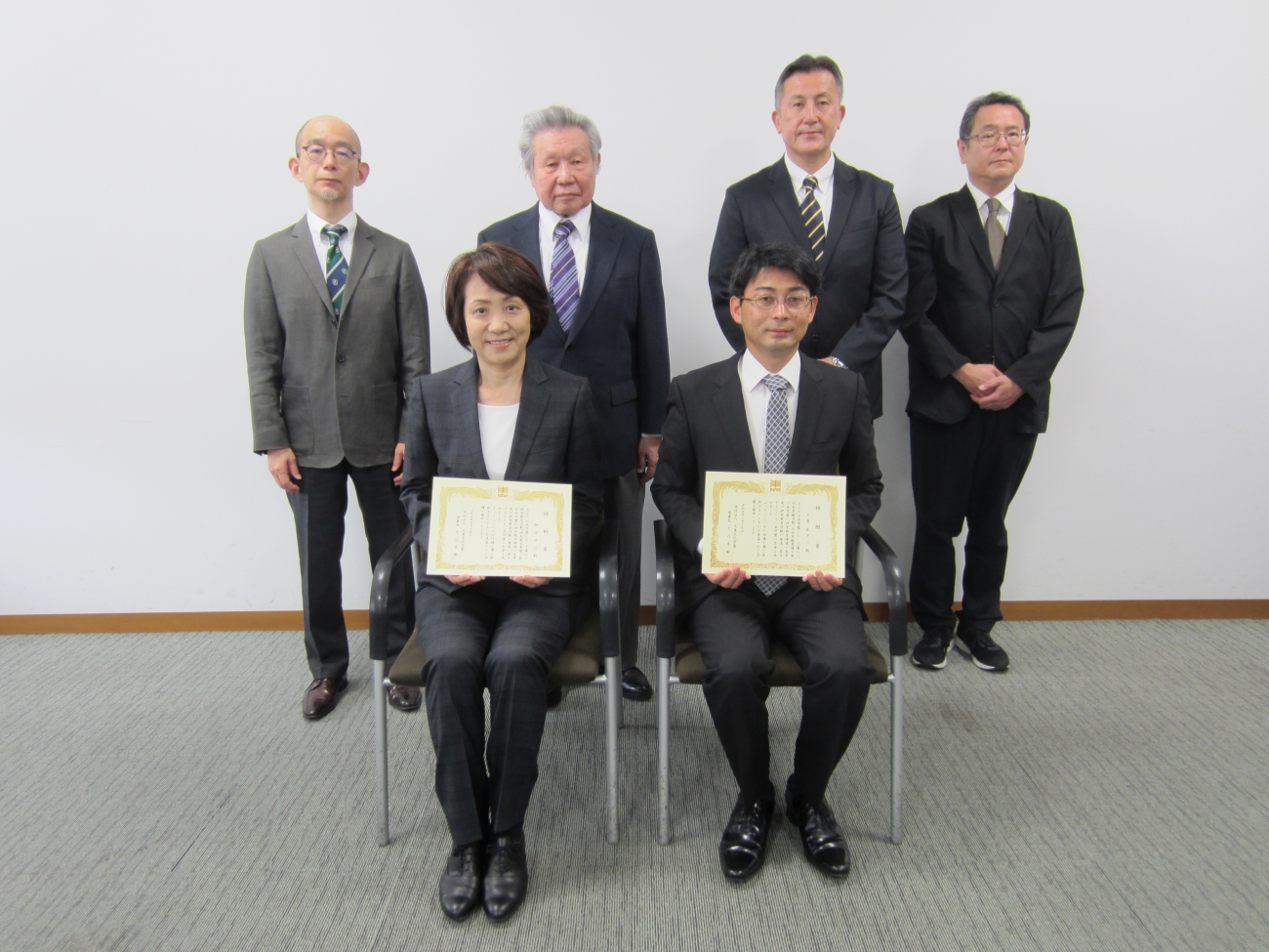 細田咲江教授(前列左)、土屋匠宇三非常勤講師(前列右)