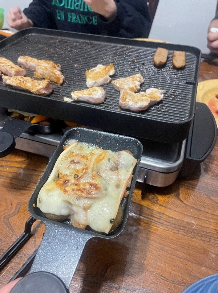 Raclette　ラクレットはスイスやフランスが原産国の料理で、お肉や野菜を焼いてその上に溶けたチーズをのせて食べるのですがとてもおいしかったです。