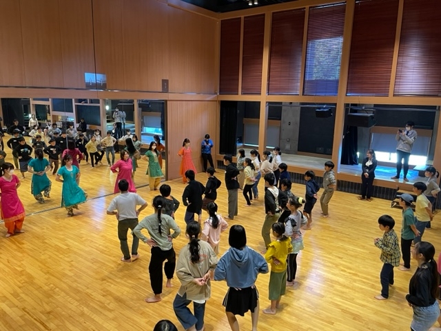 学生と一緒にインド舞踊体験