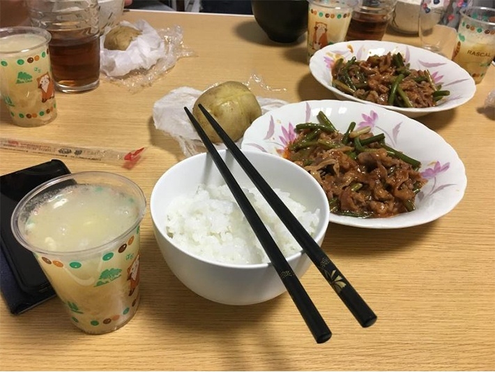 友人が遊びに来てくれた時の夕ご飯。ふかし芋は大家さんからのおすそ分けでいただきました！