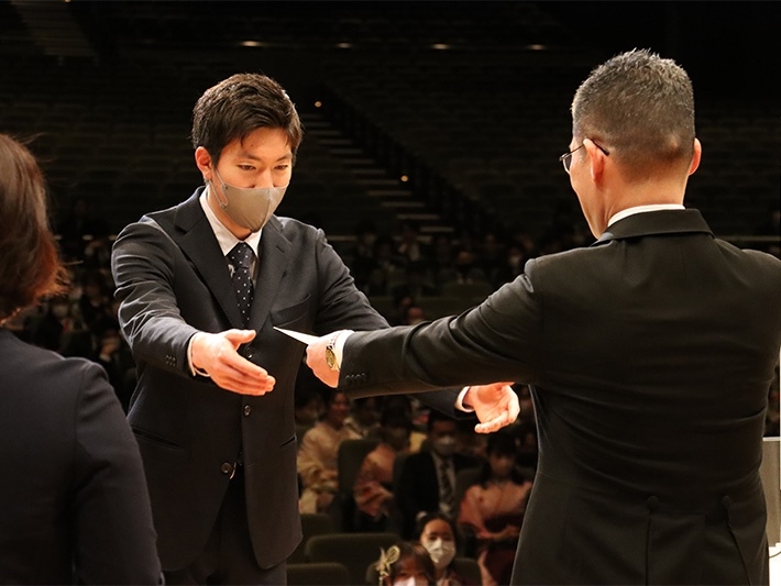 学長賞：前田 秀隆さん（スポーツ・健康科学部 スポーツ科学科） 昨年フランスで開催された「Solidarity's Center Open 国際テコンドー大会」及び「オーストリア国際オープンテコンドー選手権大会」において、銀メダルを獲得